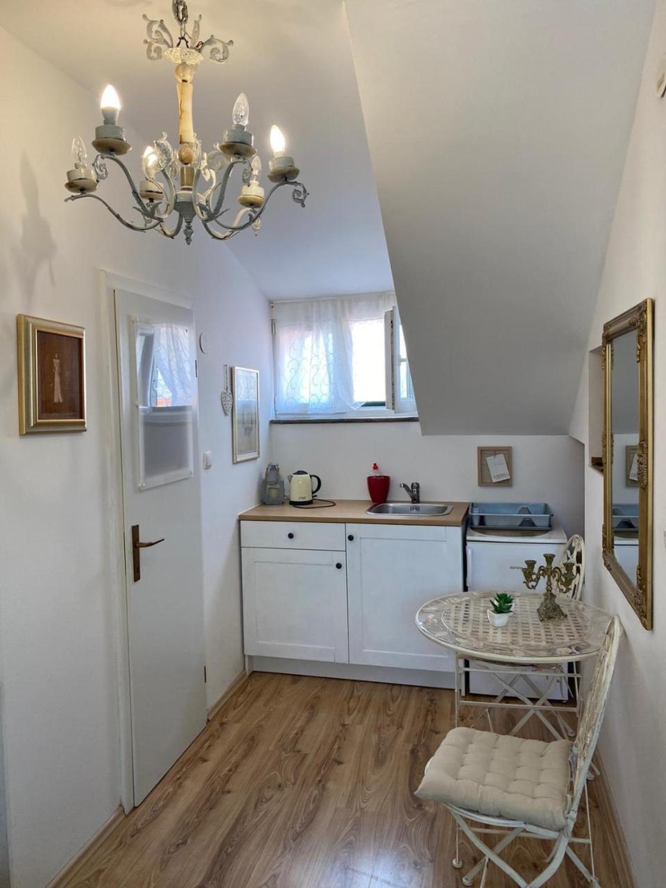 Apartments & Rooms Petra