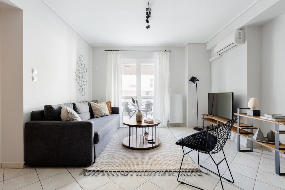 Ideal 1 Br Apartment In Petralona