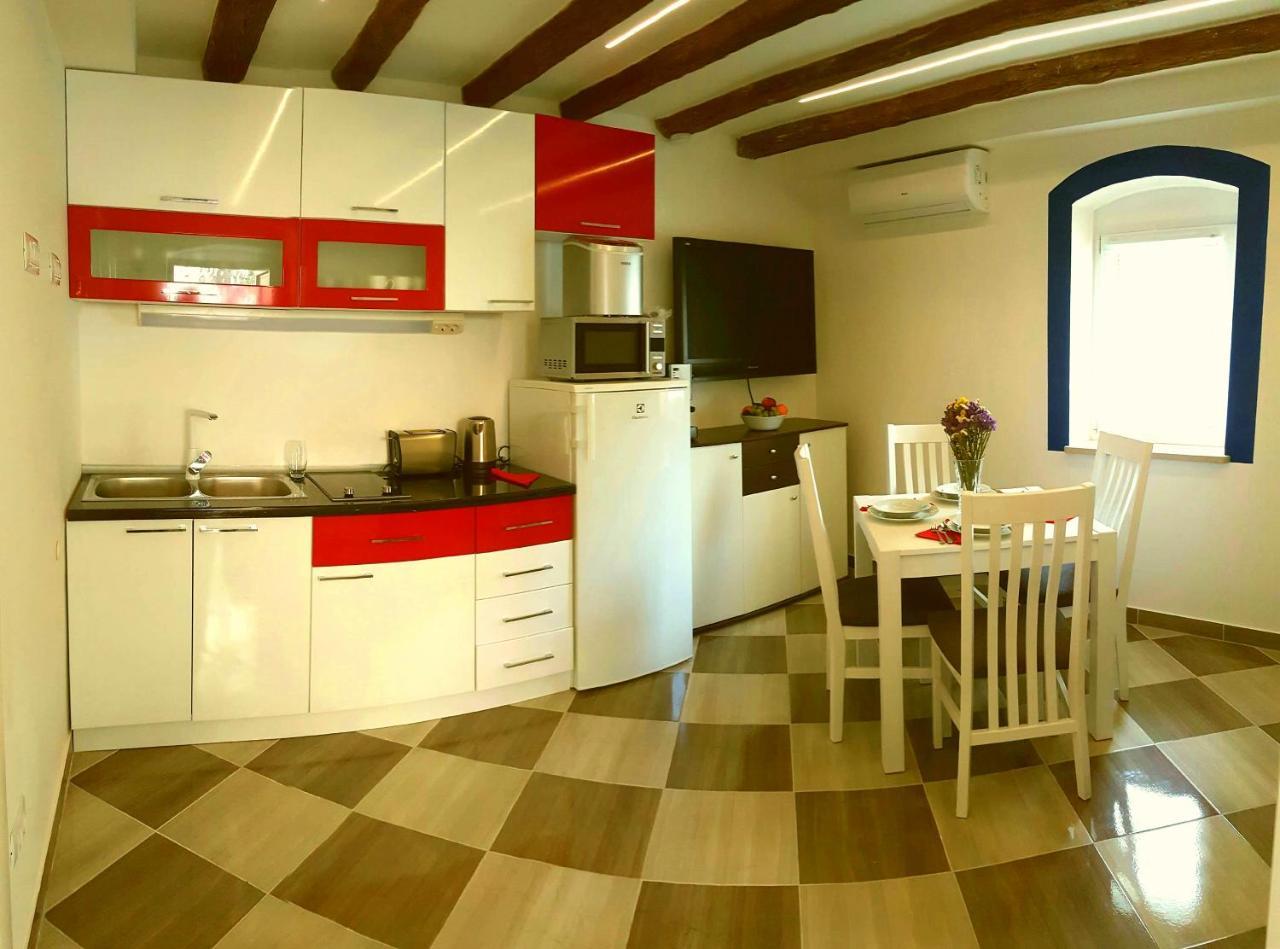 Karmen's Apartment One