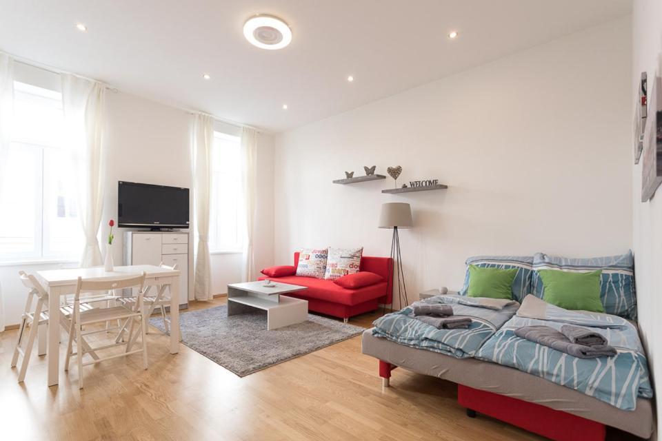 Bright Red Heart Apartment In Leopoldstadt