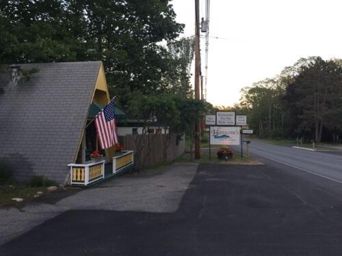 Hanscoms Motel & Cottages