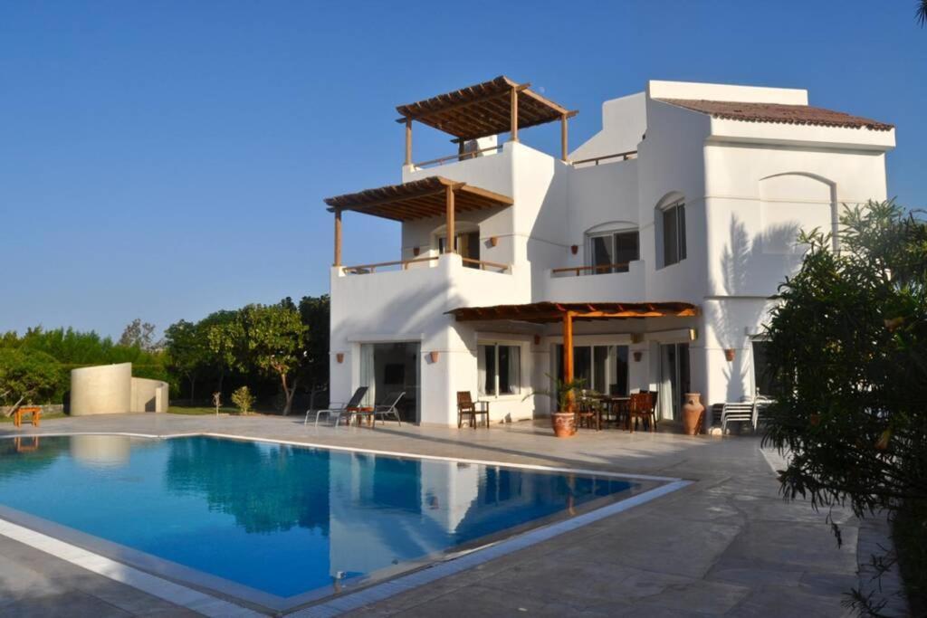 Villa With 5 Bedrooms 4 Bathrooms Private Heated Pool