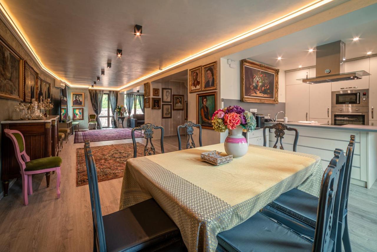 The Gallery Guest House Garden & Garage