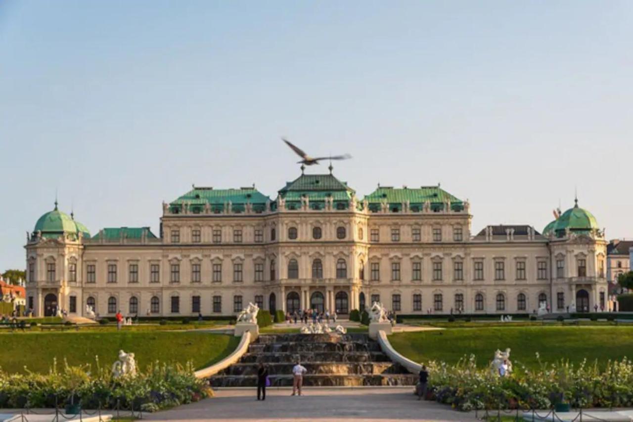 Central 75m Apartment At Belvedere Palace
