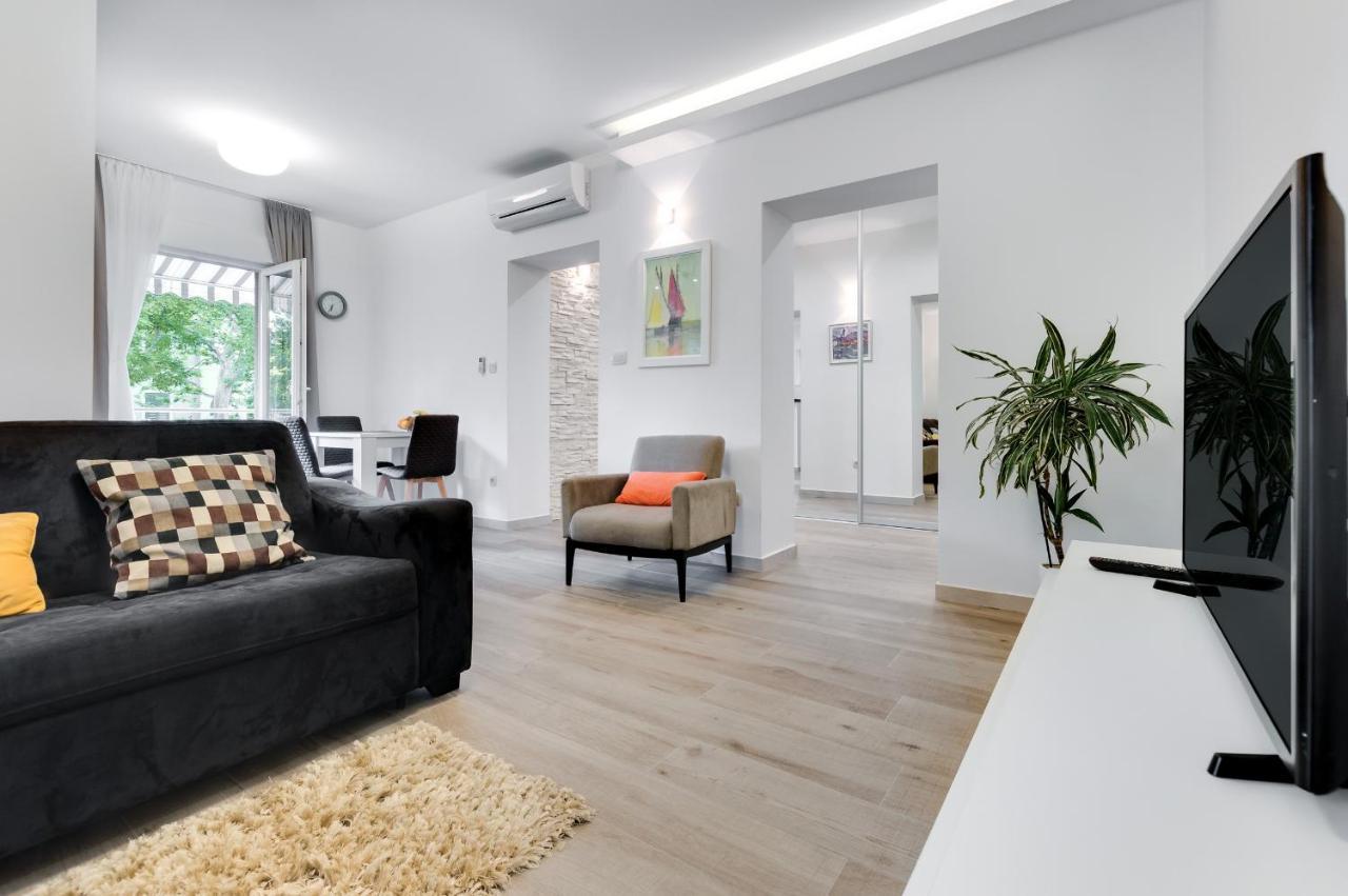 Top Location Apartment Park