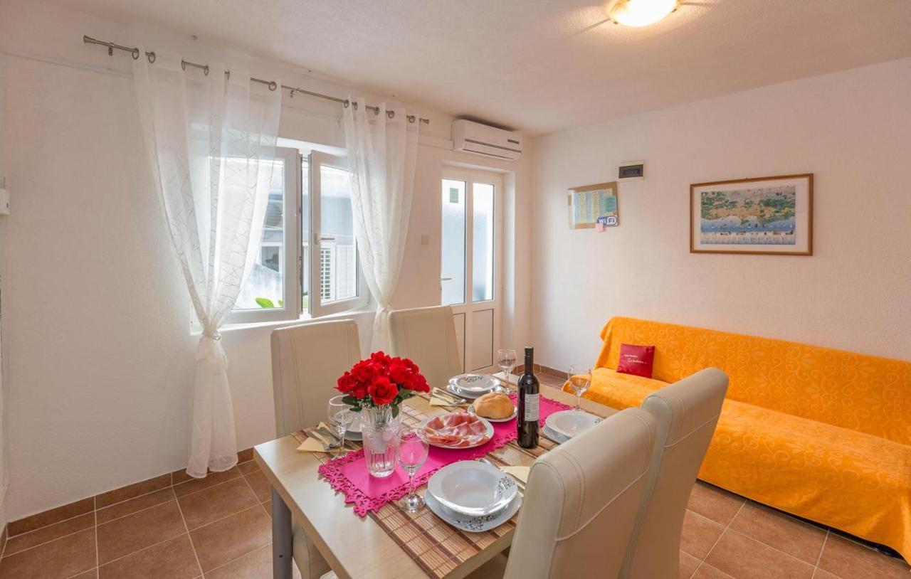 Apartments With A Parking Space Makarska 12336