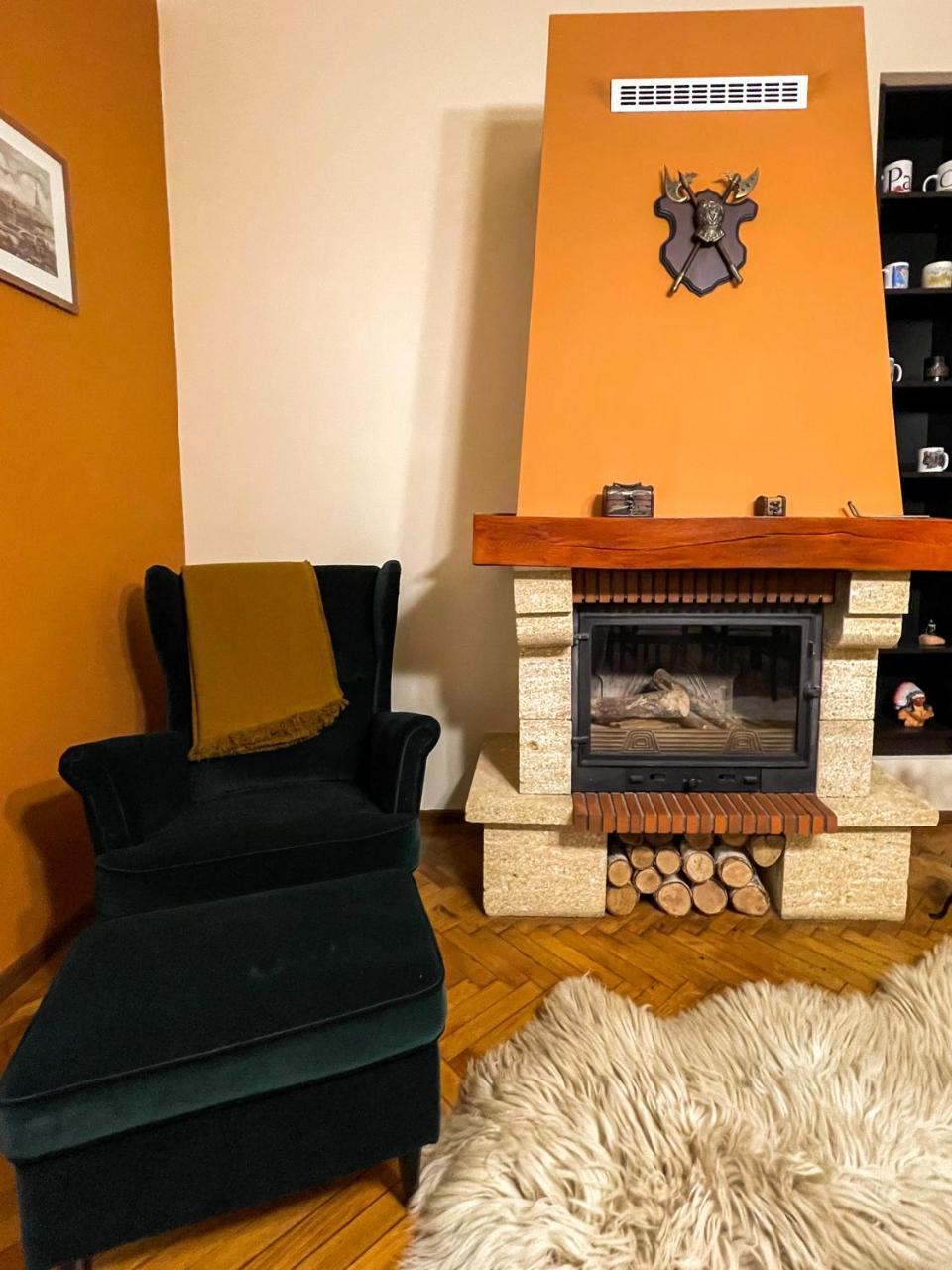 Central Apartment W/ Fire Place Ground Floor