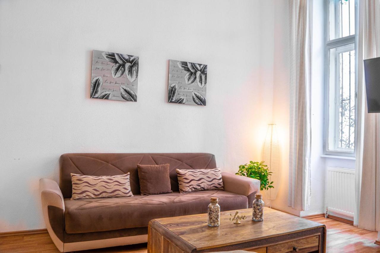 Chic Apartment Suitable For Longstays In Lockdown