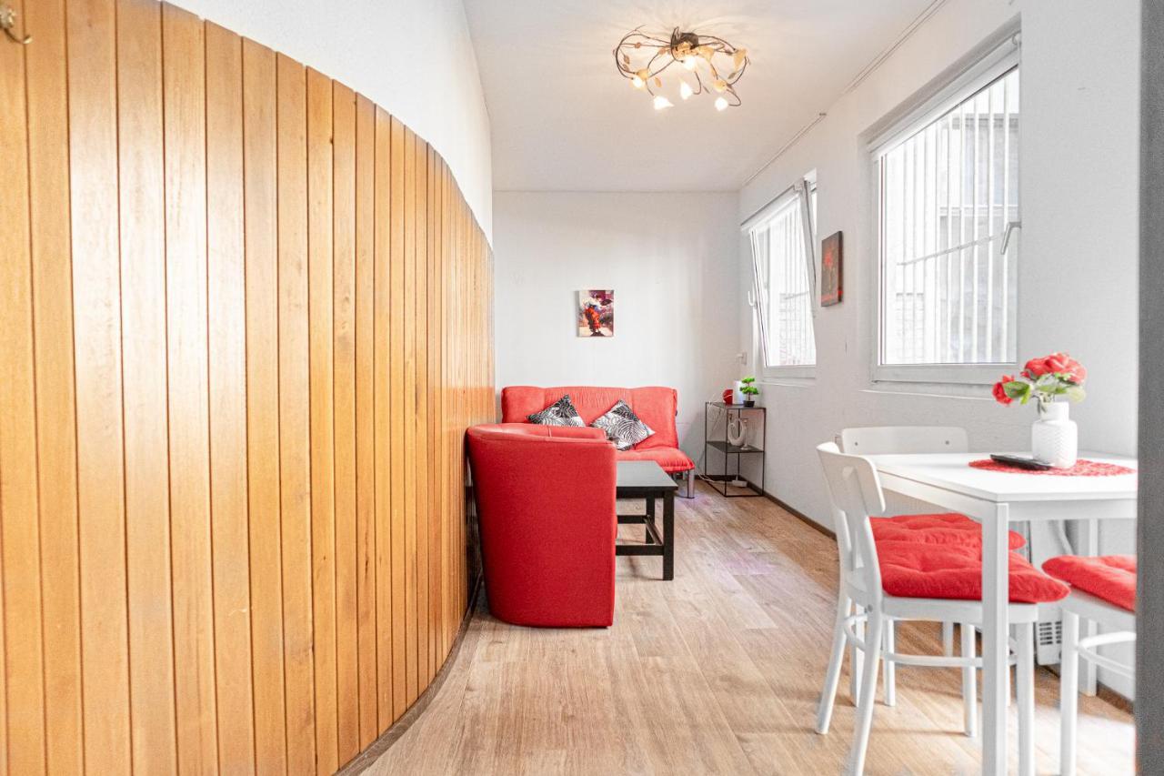 Timeless Red 1br Apartment Great For Longstays