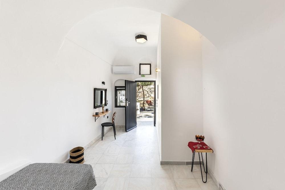 Pearl Of Caldera Oia