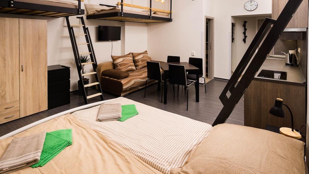 Flying Bed Apartment Close To Castle