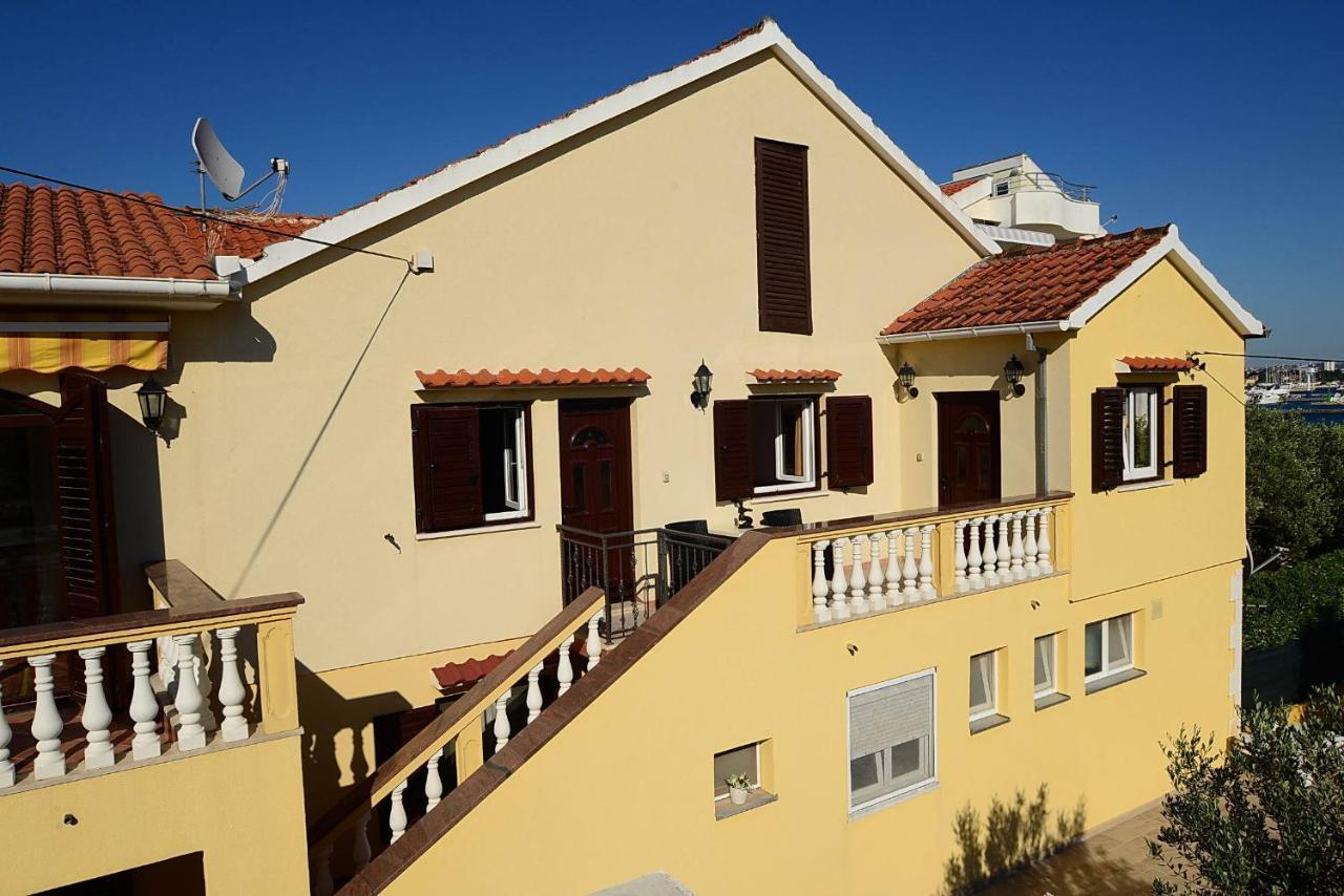 Lanterna Puntamika Apt. Near Beach