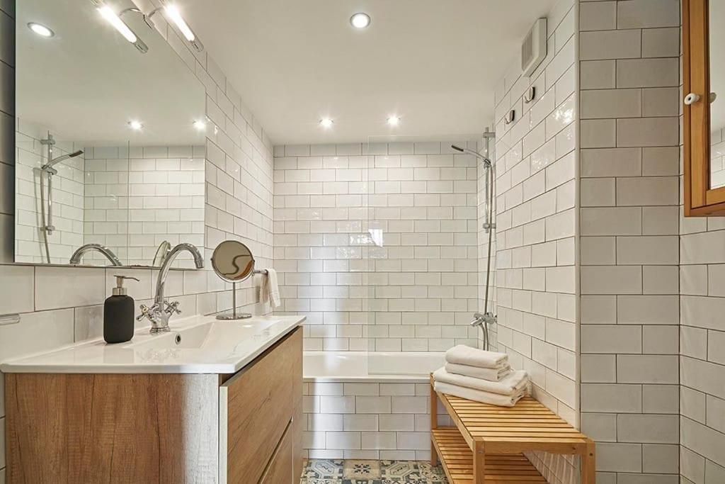 Love Local Life Near Sagrada Familia by Myrentalhost