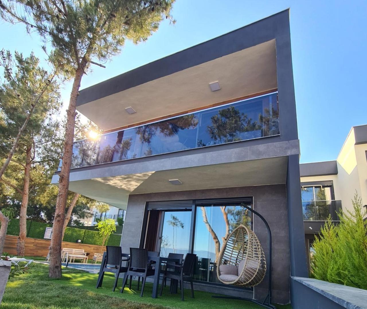 Ozel Havuz Ve Deniz Manzaral Yeni Villa