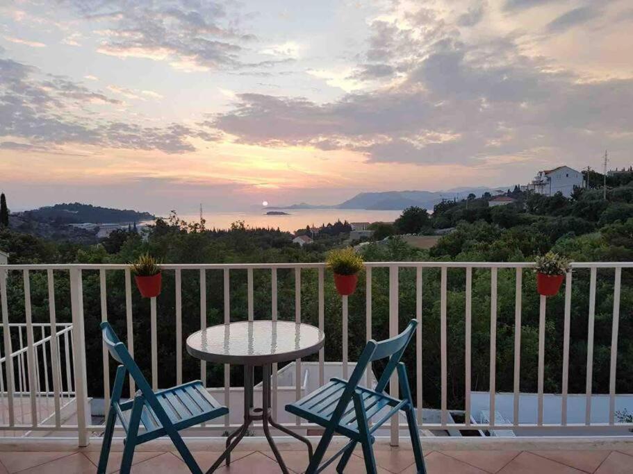 Lovely Split Level Apartment With Sea View, Pool, Free Parking & Wifi