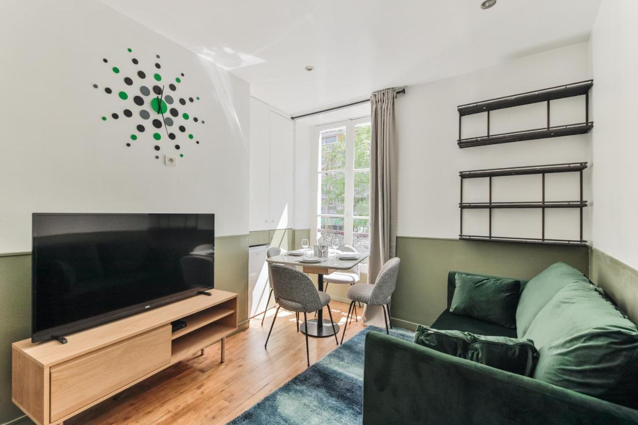 Independant Flat: Canal St Martin & Trains Stations!