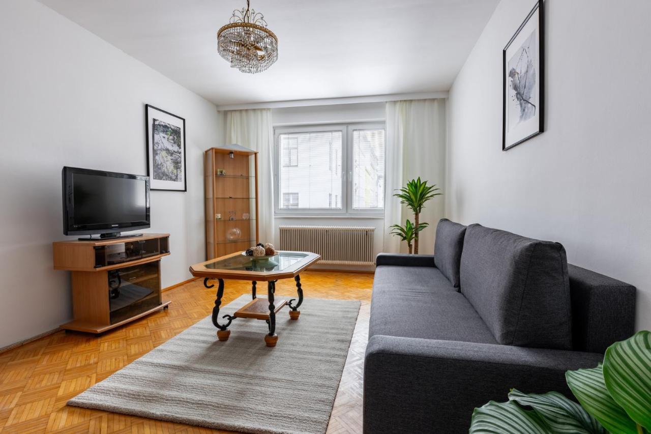 Retro Apartment In The City Center.