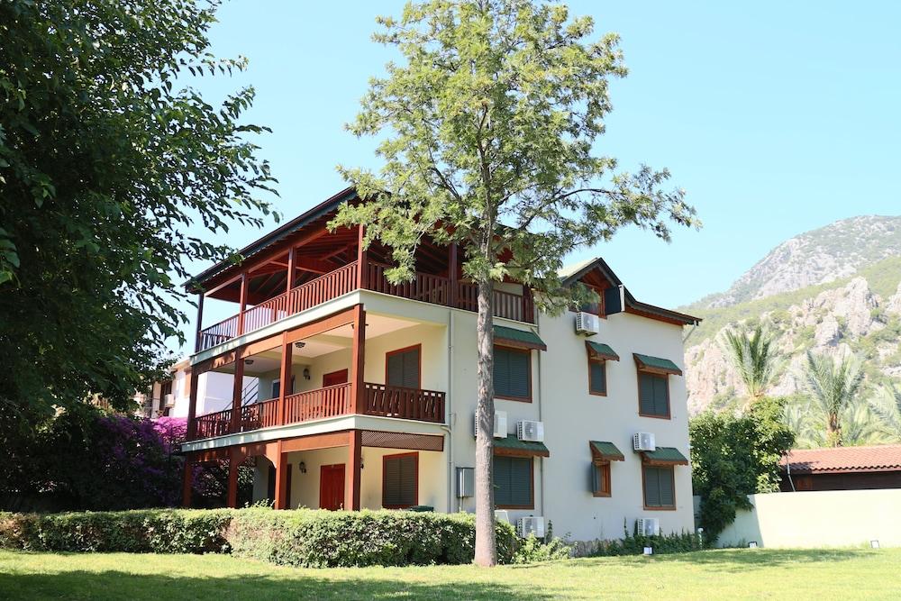 Pinea Hotel