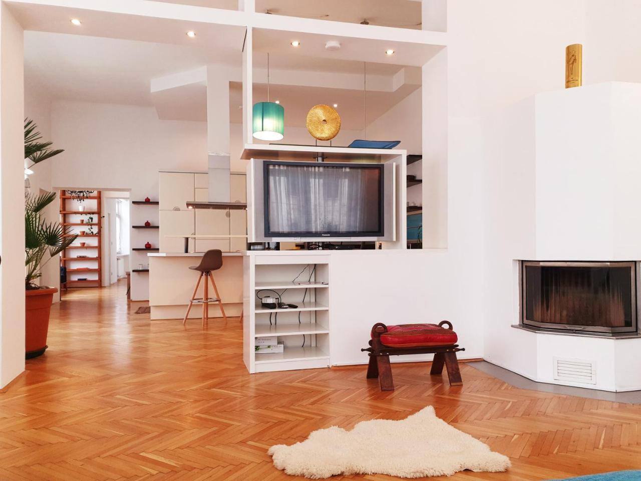 Sunny & Spacious Apartment Near City Centre