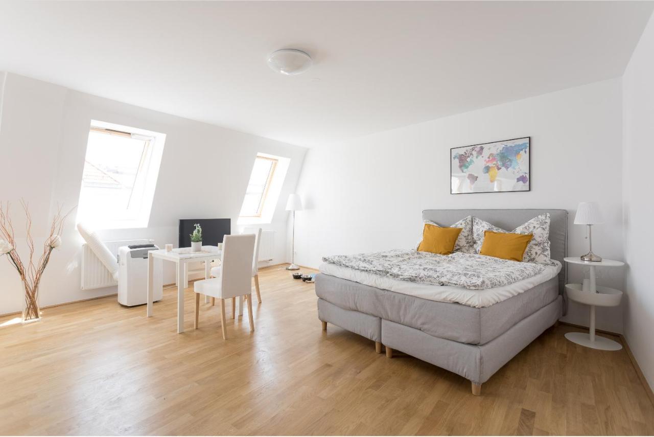Between Schoenbrunn & The City Center. Apt. 40