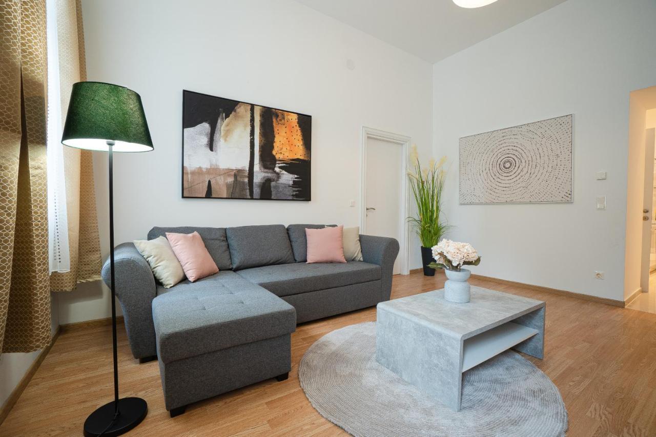 Apartment In The Central Area. 5 Minute's Walk To The Danube.