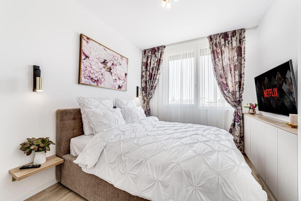 Ari Pink Apartment Near Atrium Mall