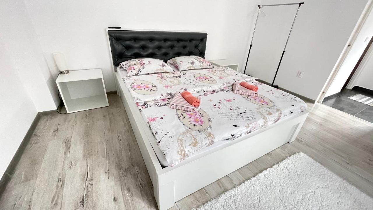 Apartament Linistit / Cozy Apartment