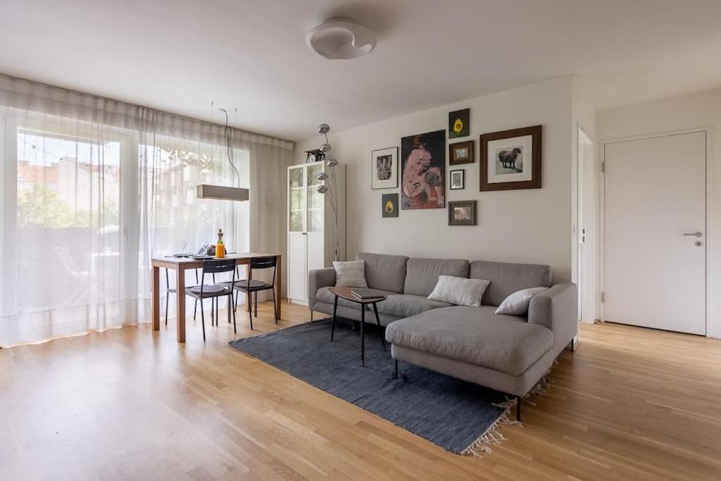Dream Apartment Central & Quiet With Ac & Free Parking Garage