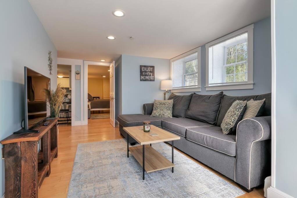 2br Apt W/ 3 Min Walk To Downtown Swh - [Low Tide]