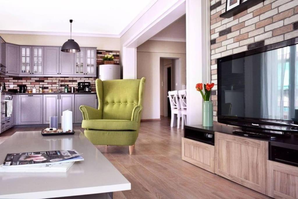 Near Acropolis, 3 Bedroom 2 Bathroom Big Beautiful Apt
