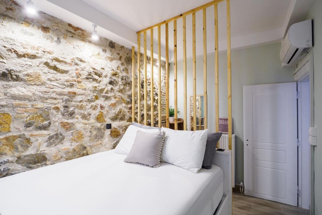 Athenian Central Studio With Garden!