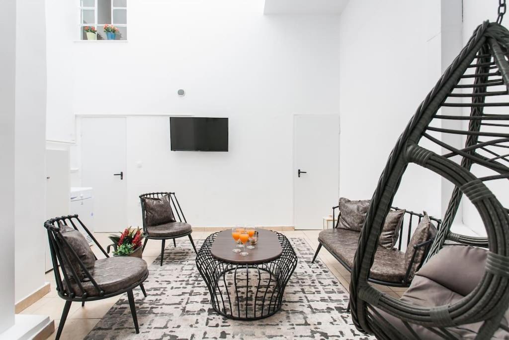 Splendid Full 5bdr/3bath/2kitchens Mansion In Ath