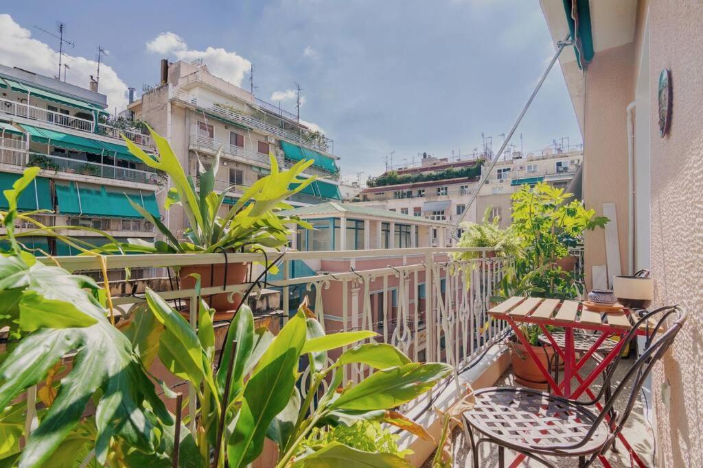 Iphigenia 2 Bedroom Retro Downtown Apartment