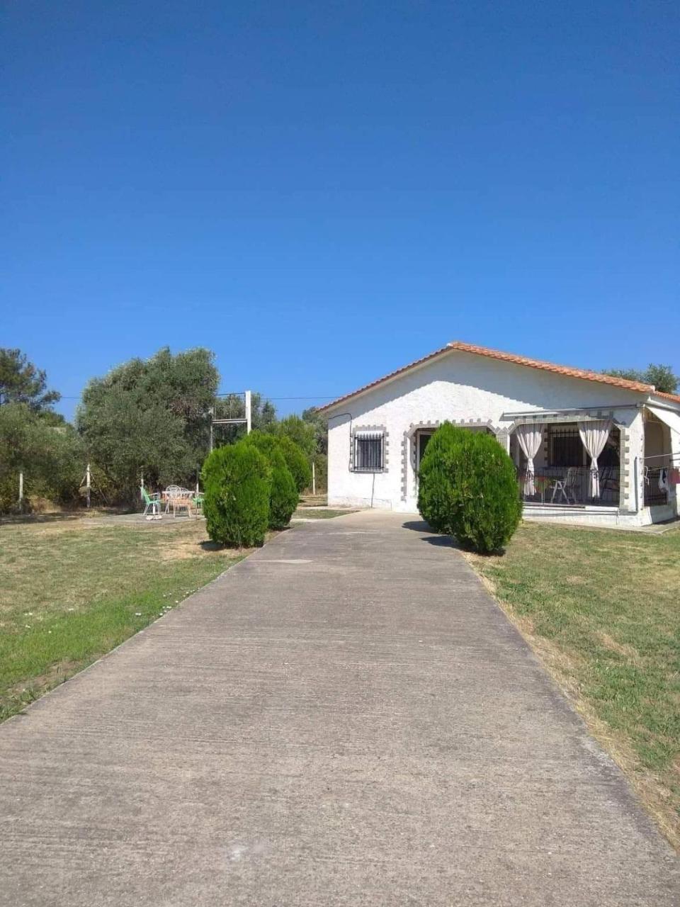 Raxoni House