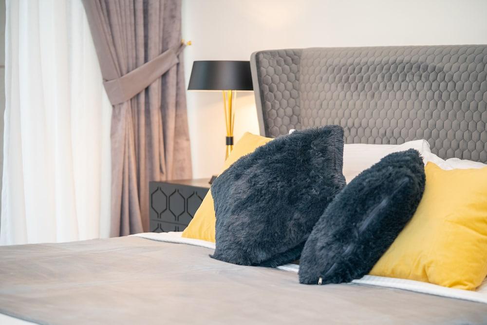 Higuests Boulevard Crescent Tower 2