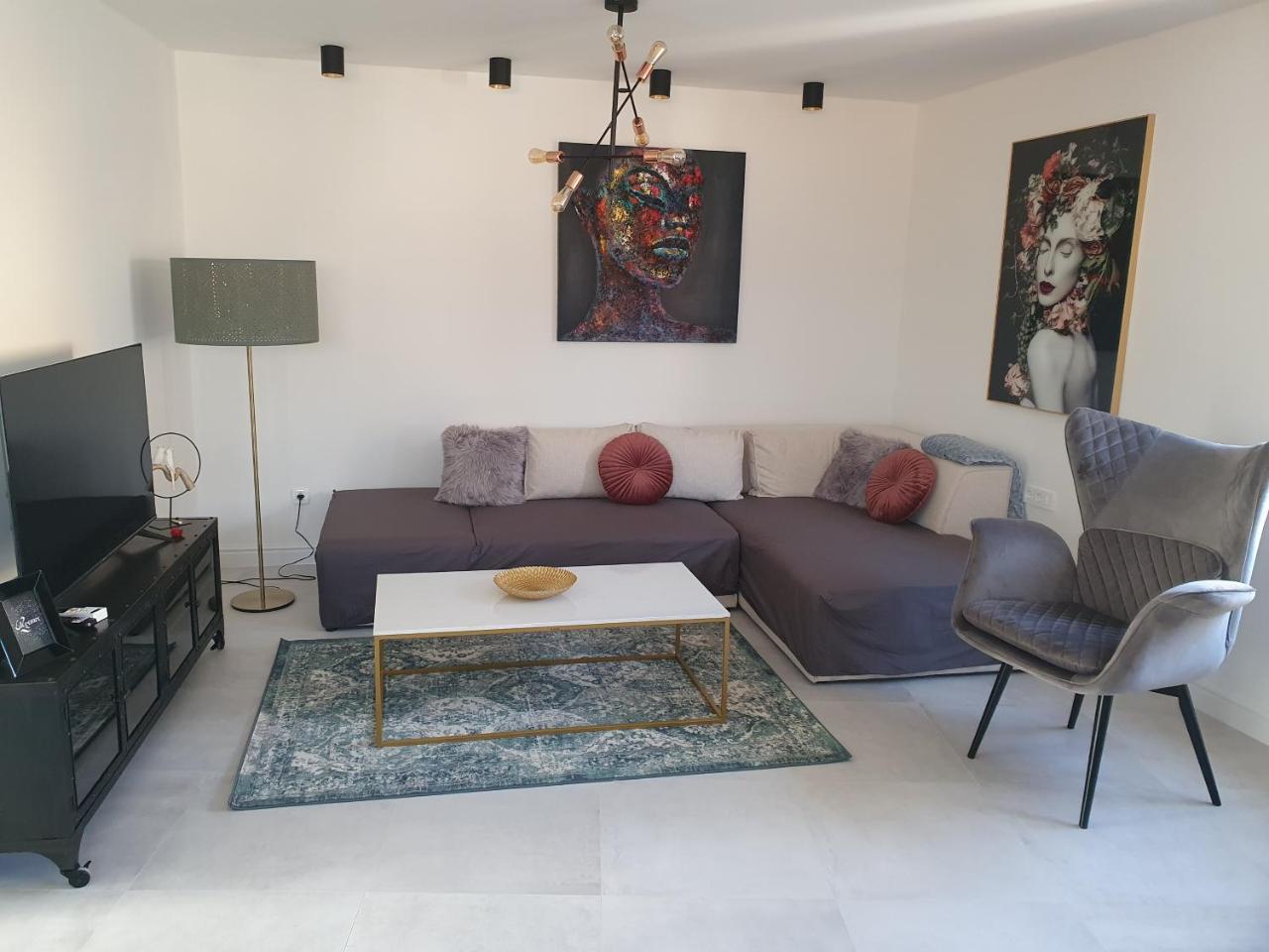 Infresh Holiday House