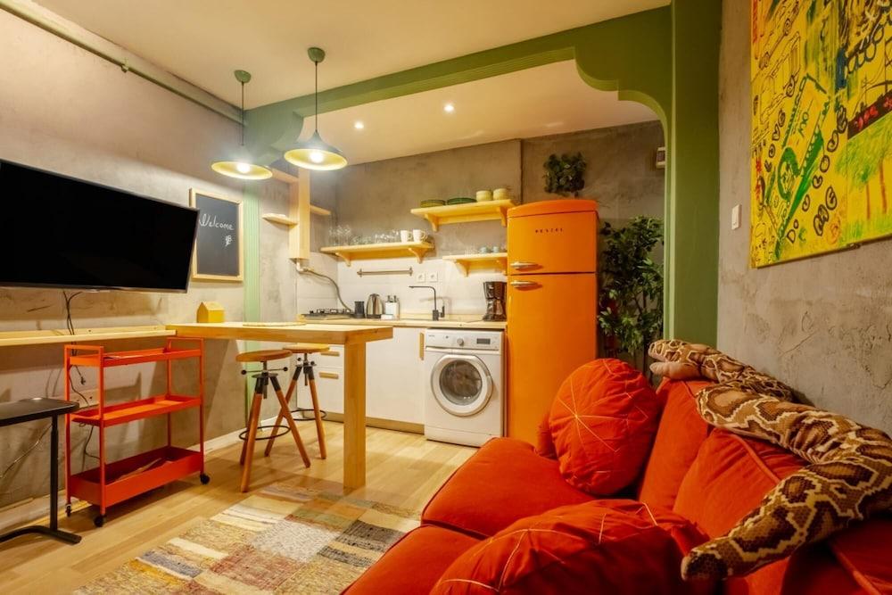 Pleasant Flat Near Taksim Square In Beyoglu