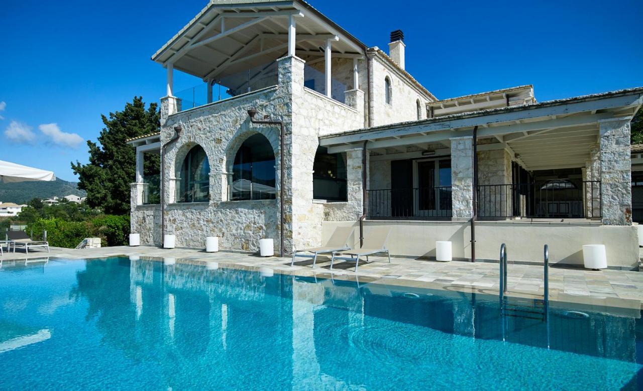 Luxurious 4 Bedroom Villa Xris With Infinity Pool & Beach Access