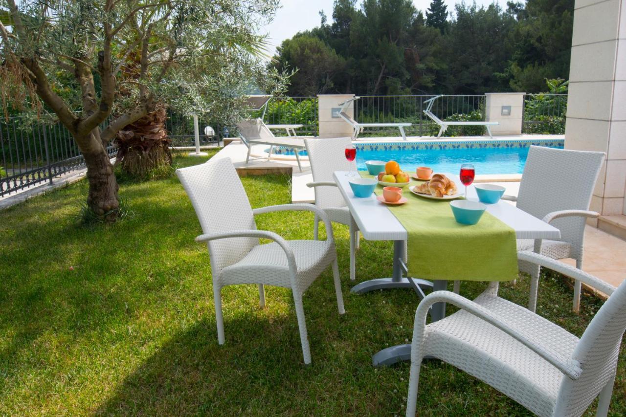 Deluxe Apartment With Private Pool 100m From The Sea