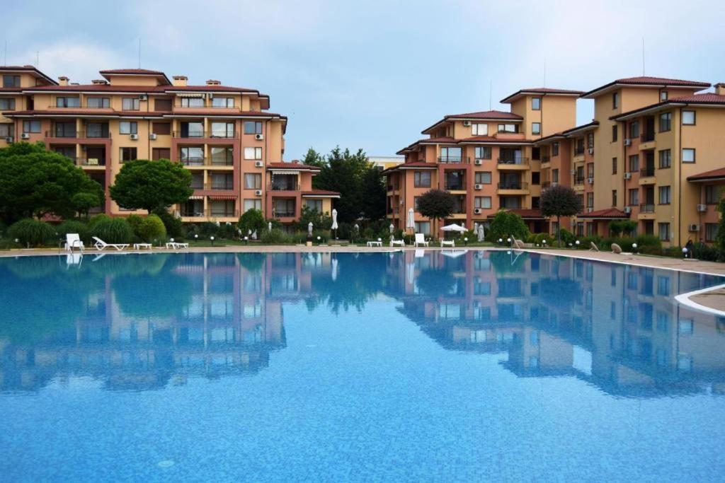 Bright Studio With Parking & Pool