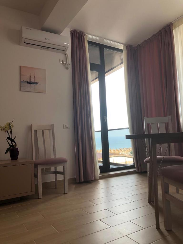 Apartament Pe Plaja Cu Vedere Laterala La Mare