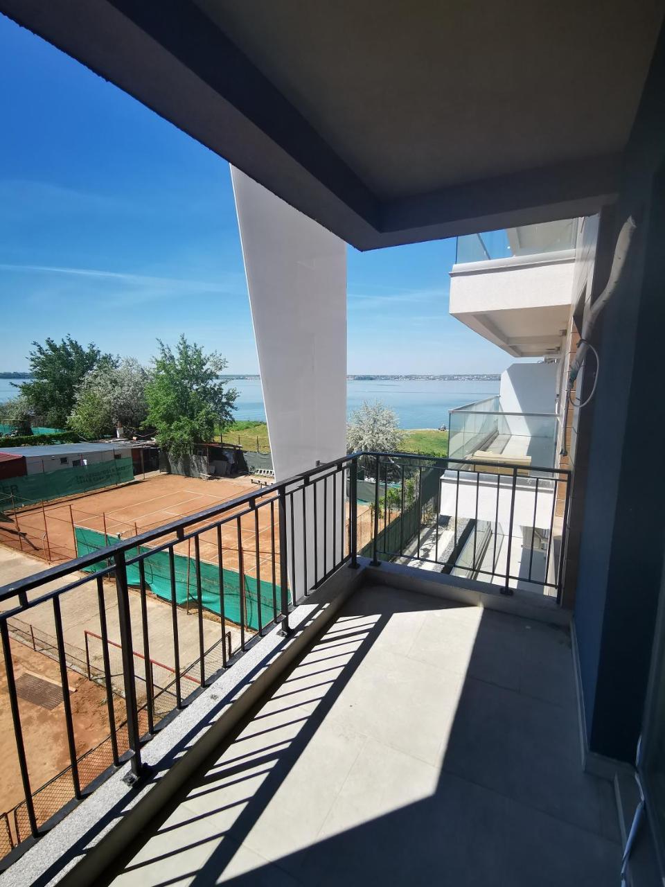 Tennis And Lake View Velier