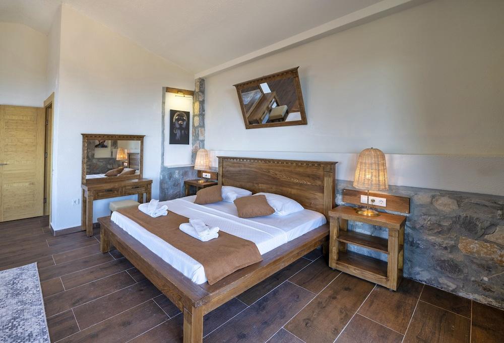 Villa Pine Private Located In A Quiet & Picturesque Location