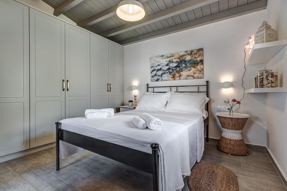 Barbati Luxury House by Cofuescapes