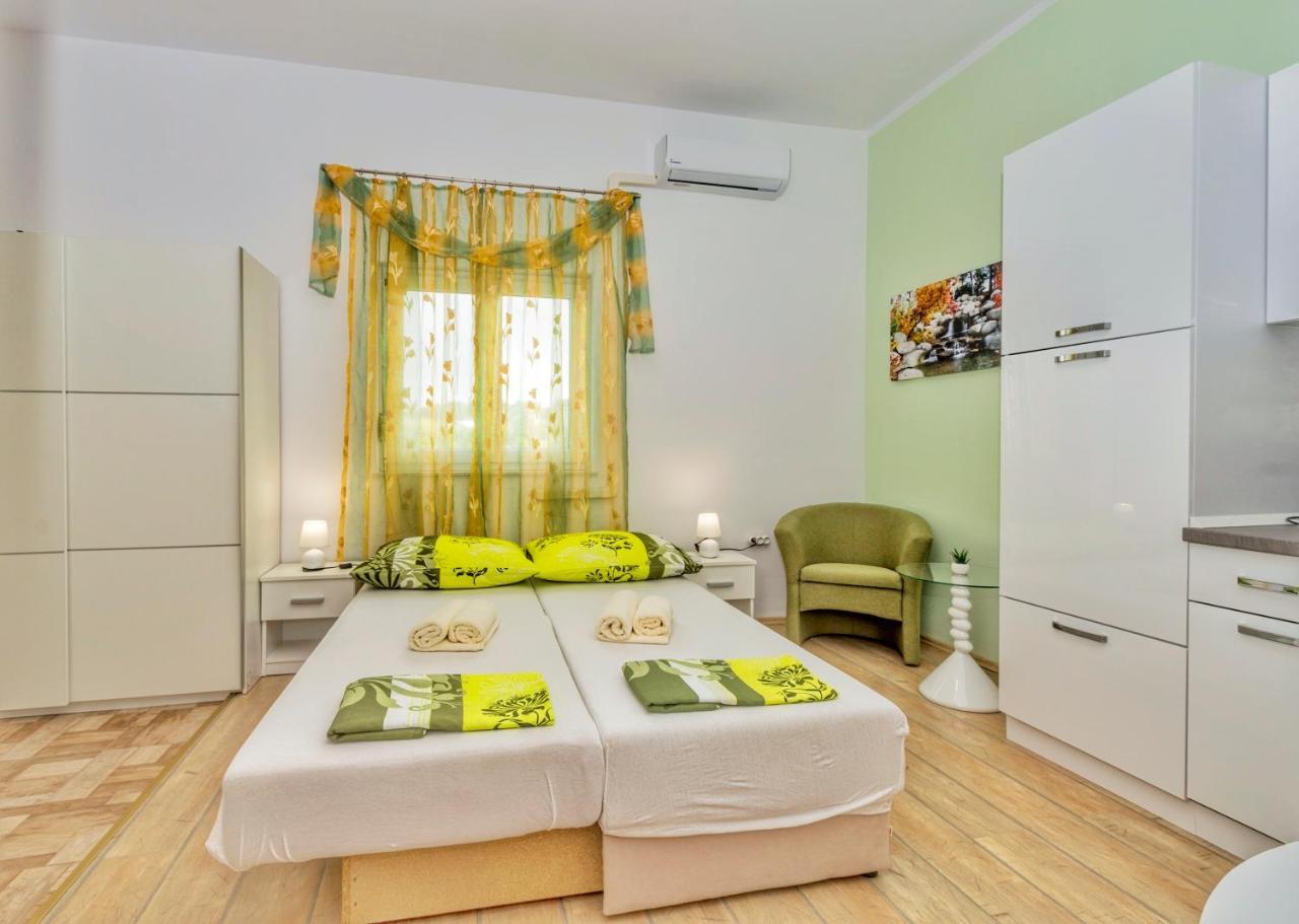 Studio Green Oasis L & D