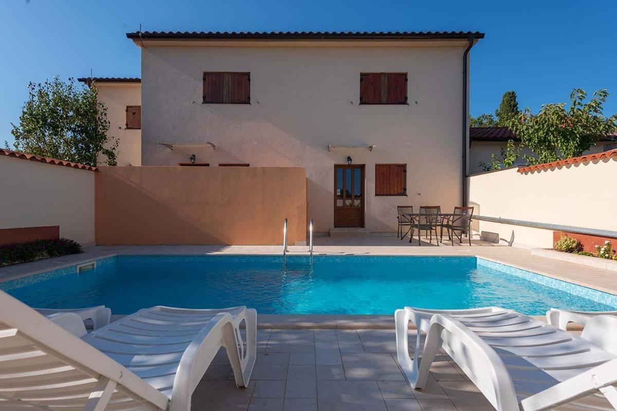 House Melly With Swimming Pool