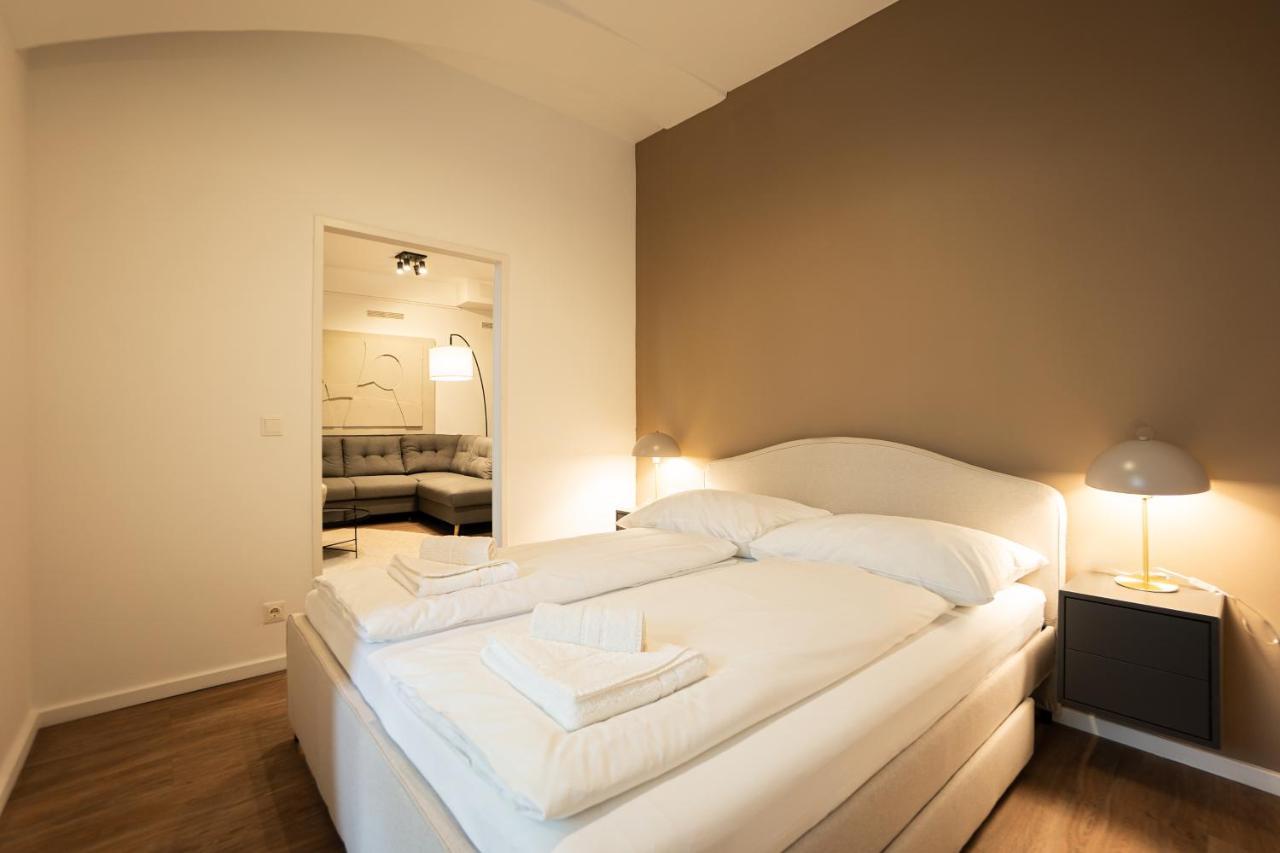 Stylish Apartment With Dedicated Working Space & Super King-size Bed Located Between City Centre A