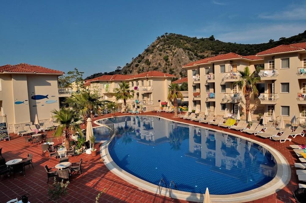 Blue Lagoon Delux Hotel