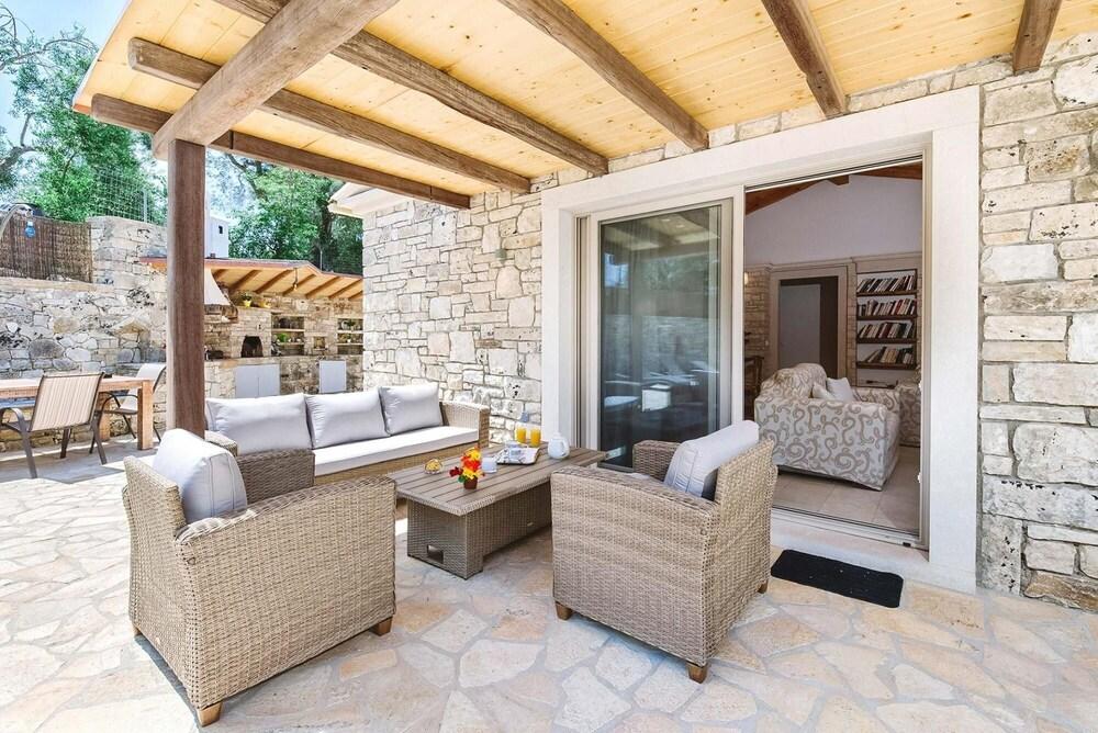 Aristea 2 Br Villa Surrounded by Olive Groves