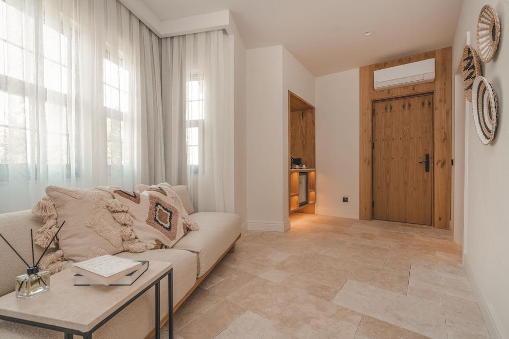 6 Rooms by Azumare